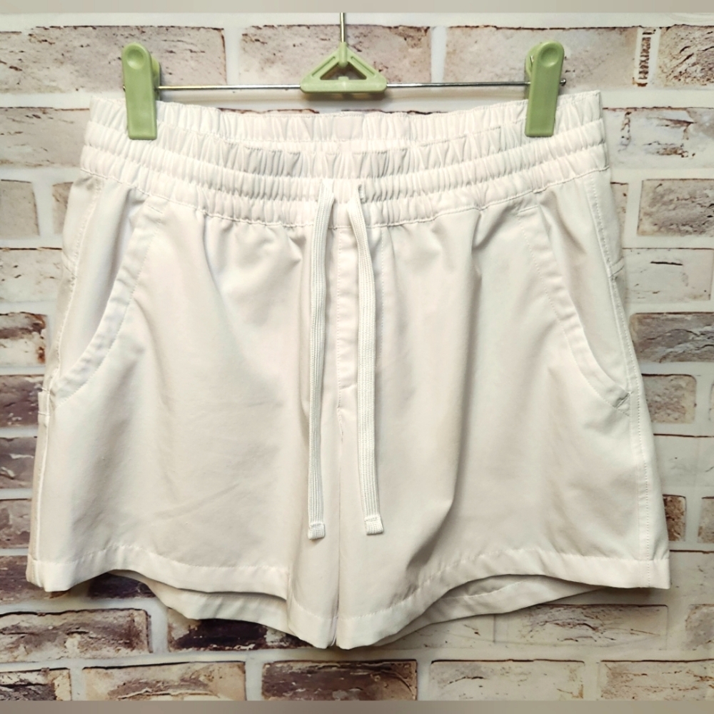 Field & Stream Women's White Nylon  Shorts Size Small    (B2)